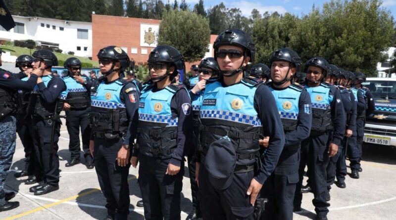 Formación de agentes de control con chalecos tácticos y cinta reflectiva