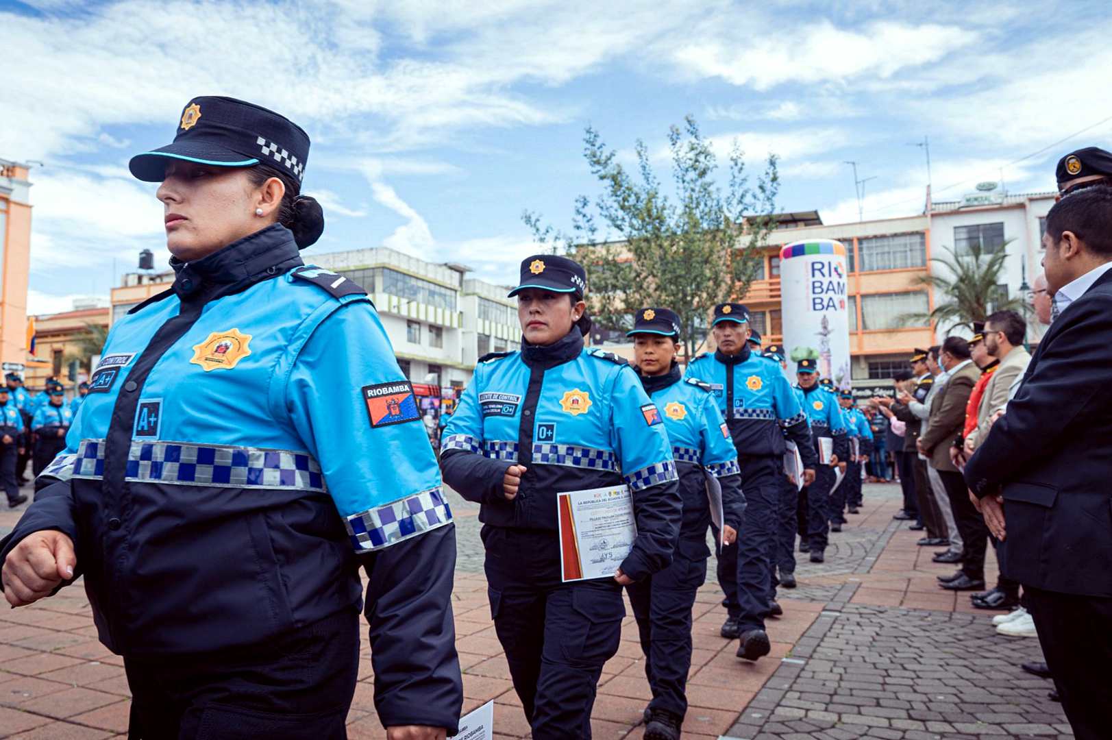 Agentes de control de Riobamba usando uniformes con banda reflectiva ajedrezada